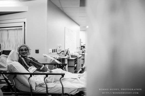 Xúc động người mẹ phải cắt một bên ngực vì ung thư vú vẫn cố cho con bú