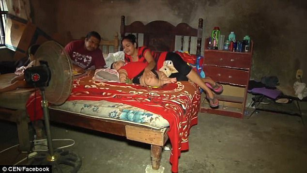 Sốc với cậu bé khổng lồ 10 tháng tuổi nặng tới 30kg