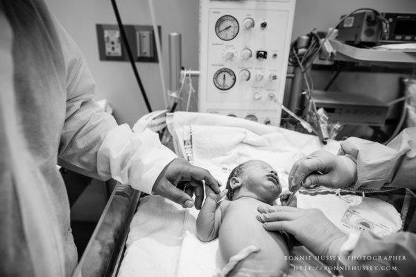 Xúc động người mẹ phải cắt một bên ngực vì ung thư vú vẫn cố cho con bú