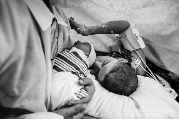 Xúc động người mẹ phải cắt một bên ngực vì ung thư vú vẫn cố cho con bú