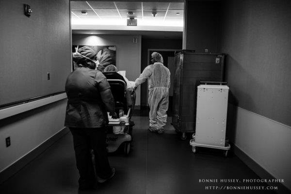 Xúc động người mẹ phải cắt một bên ngực vì ung thư vú vẫn cố cho con bú