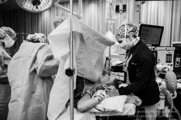 Xúc động người mẹ phải cắt một bên ngực vì ung thư vú vẫn cố cho con bú