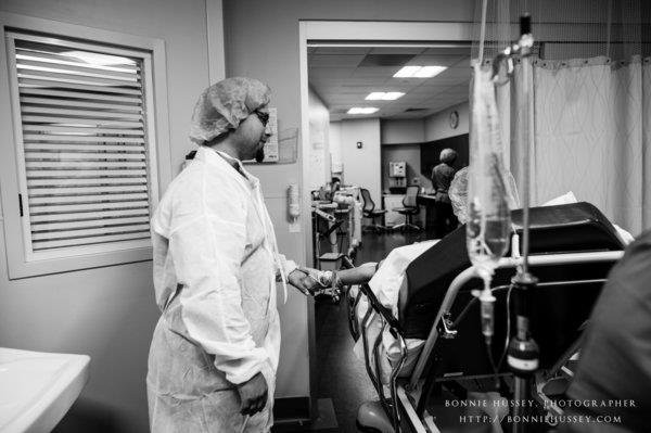 Xúc động người mẹ phải cắt một bên ngực vì ung thư vú vẫn cố cho con bú