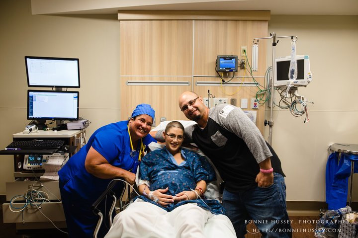 Xúc động người mẹ phải cắt một bên ngực vì ung thư vú vẫn cố cho con bú