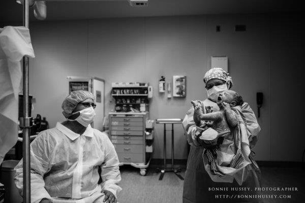 Xúc động người mẹ phải cắt một bên ngực vì ung thư vú vẫn cố cho con bú