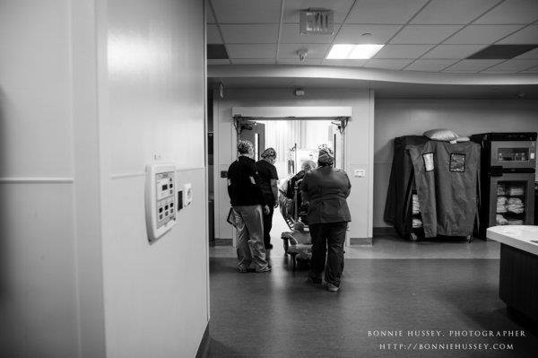 Xúc động người mẹ phải cắt một bên ngực vì ung thư vú vẫn cố cho con bú