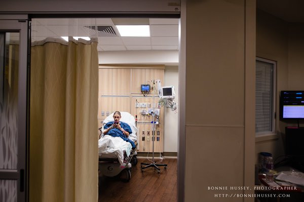 Xúc động người mẹ phải cắt một bên ngực vì ung thư vú vẫn cố cho con bú