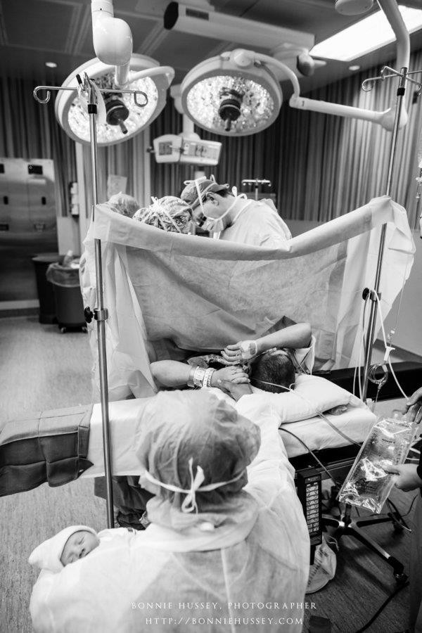 Xúc động người mẹ phải cắt một bên ngực vì ung thư vú vẫn cố cho con bú