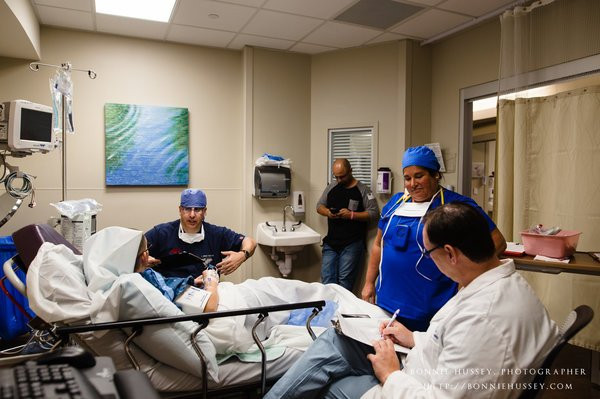 Xúc động người mẹ phải cắt một bên ngực vì ung thư vú vẫn cố cho con bú