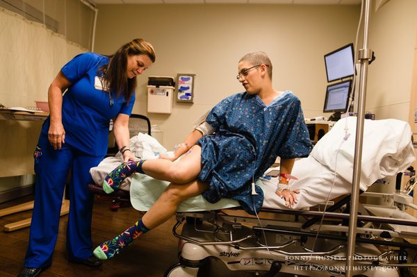 Xúc động người mẹ phải cắt một bên ngực vì ung thư vú vẫn cố cho con bú