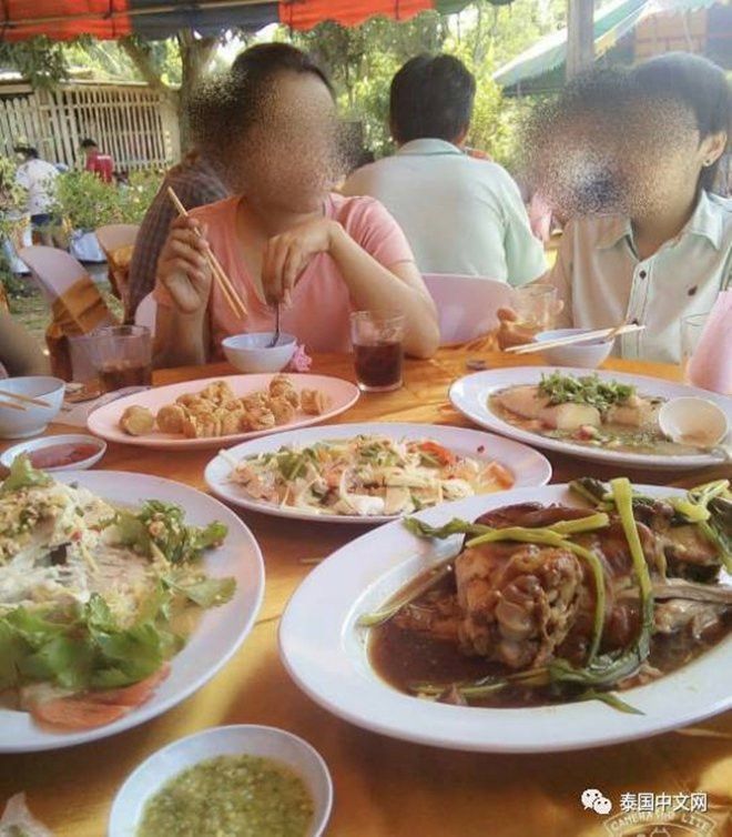 Cô dâu ngồi khóc nức nở vì bị chú rể cho 'leo cây' ngay trong đám cưới