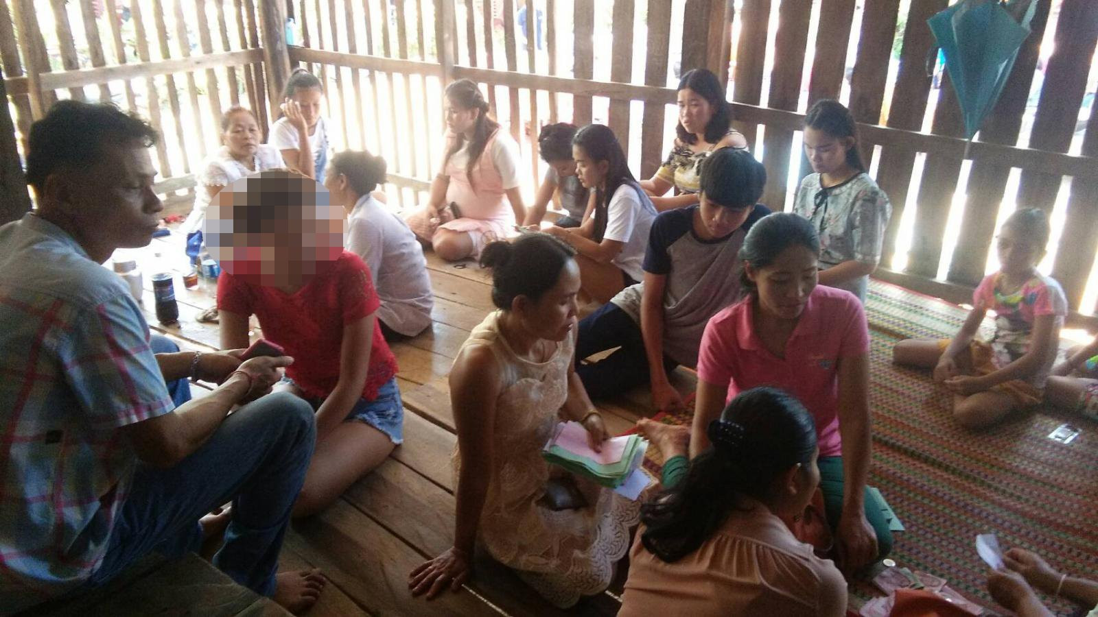 Cô dâu ngồi khóc nức nở vì bị chú rể cho 'leo cây' ngay trong đám cưới