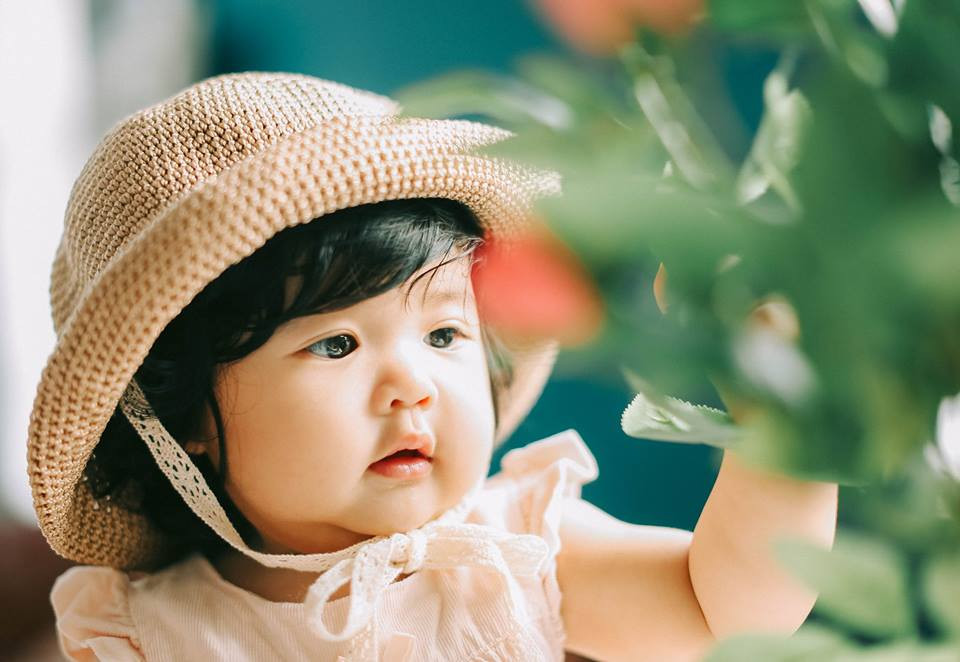 Tan chảy với bộ ảnh xinh xắn, đáng yêu 'chết người' của bé Gà Bông