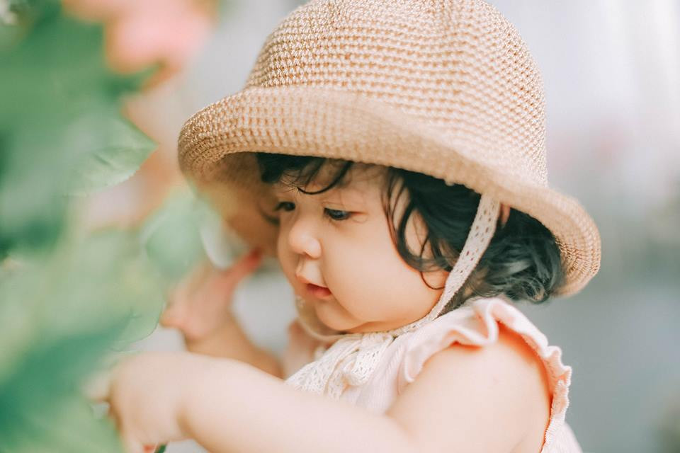 Tan chảy với bộ ảnh xinh xắn, đáng yêu 'chết người' của bé Gà Bông