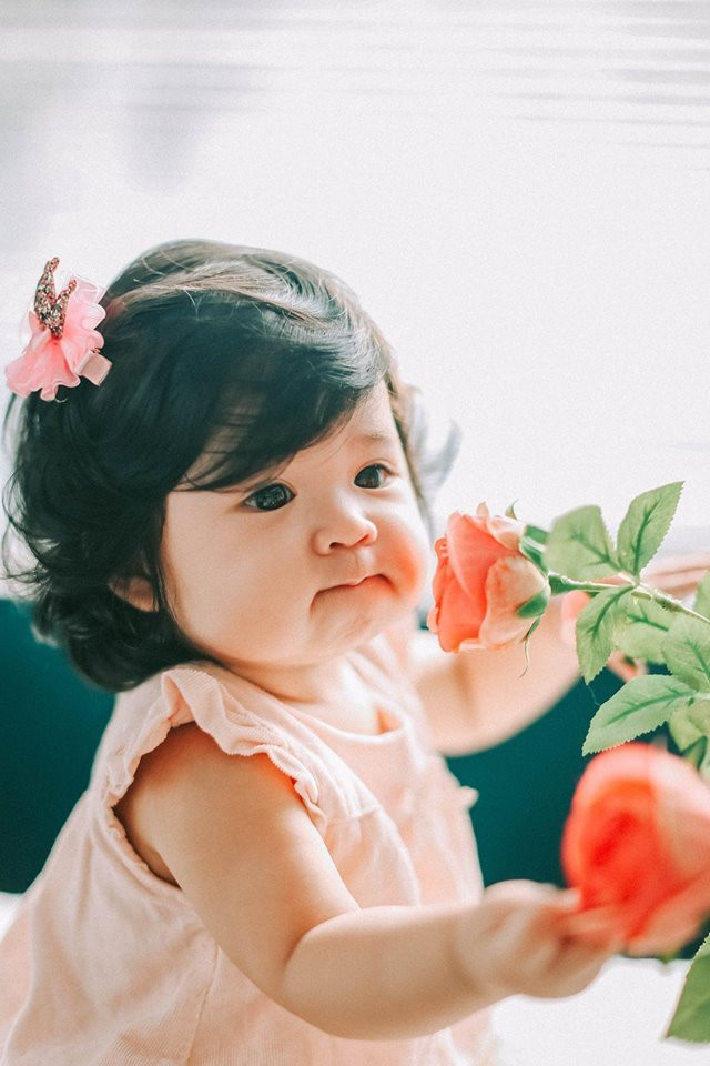 Tan chảy với bộ ảnh xinh xắn, đáng yêu 'chết người' của bé Gà Bông