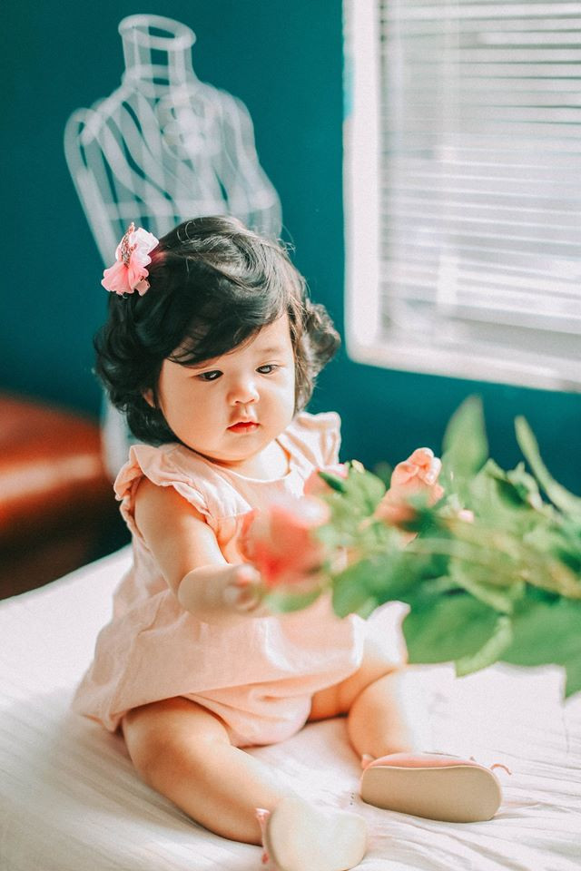 Tan chảy với bộ ảnh xinh xắn, đáng yêu 'chết người' của bé Gà Bông
