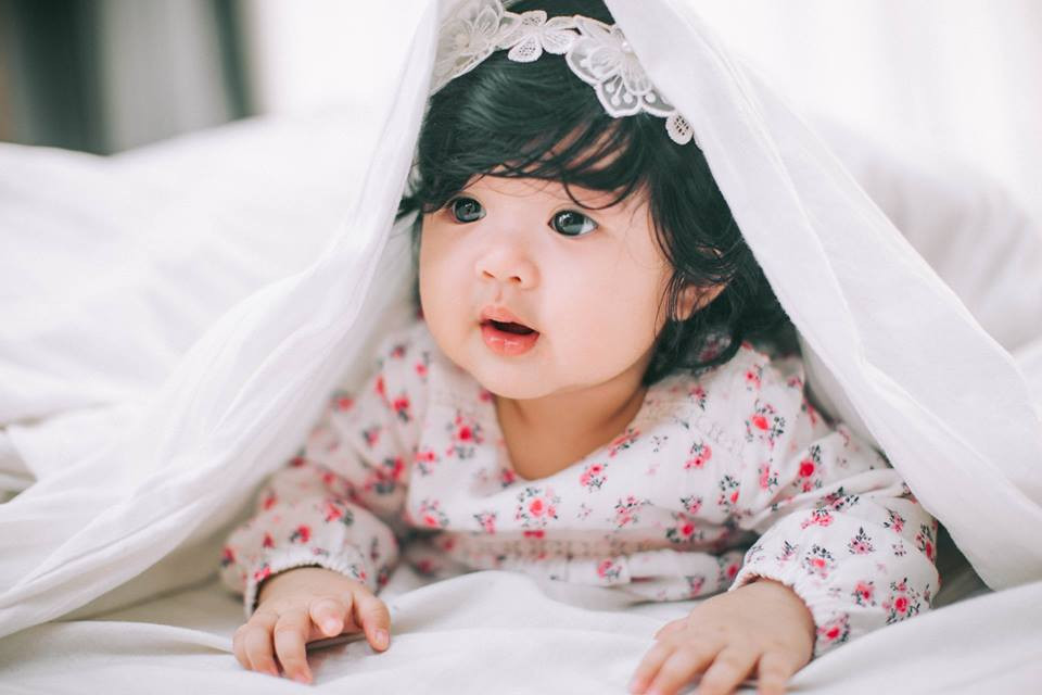 Tan chảy với bộ ảnh xinh xắn, đáng yêu 'chết người' của bé Gà Bông