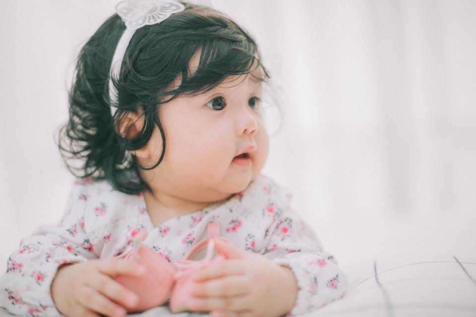 Tan chảy với bộ ảnh xinh xắn, đáng yêu 'chết người' của bé Gà Bông