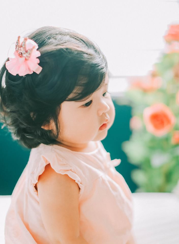 Tan chảy với bộ ảnh xinh xắn, đáng yêu 'chết người' của bé Gà Bông