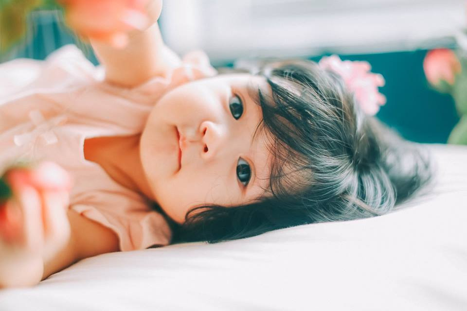 Tan chảy với bộ ảnh xinh xắn, đáng yêu 'chết người' của bé Gà Bông