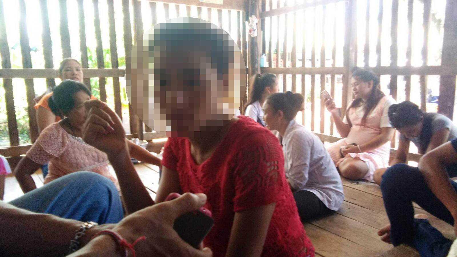 Cô dâu ngồi khóc nức nở vì bị chú rể cho 'leo cây' ngay trong đám cưới