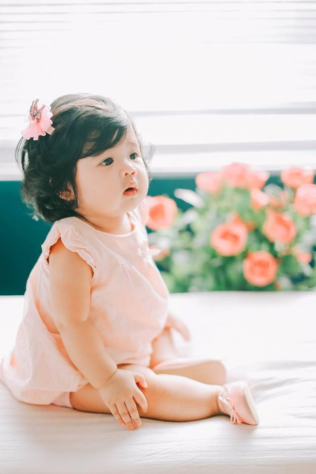 Tan chảy với bộ ảnh xinh xắn, đáng yêu 'chết người' của bé Gà Bông