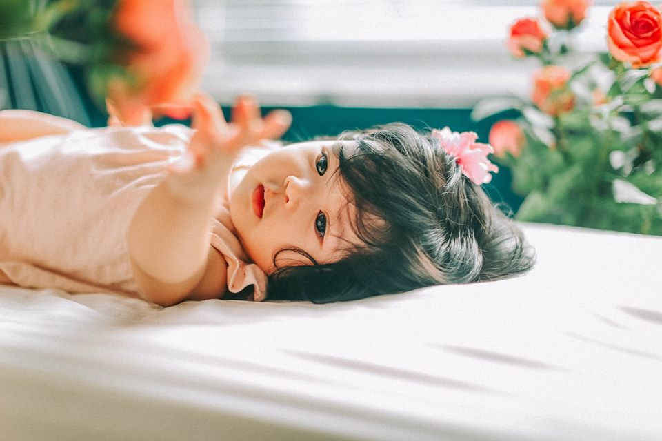 Tan chảy với bộ ảnh xinh xắn, đáng yêu 'chết người' của bé Gà Bông