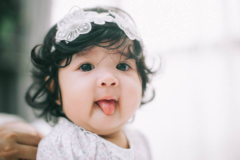 Tan chảy với bộ ảnh xinh xắn, đáng yêu 'chết người' của bé Gà Bông