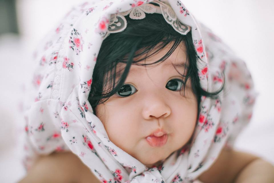 Tan chảy với bộ ảnh xinh xắn, đáng yêu 'chết người' của bé Gà Bông