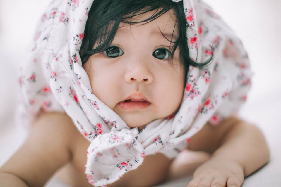 Tan chảy với bộ ảnh xinh xắn, đáng yêu 'chết người' của bé Gà Bông