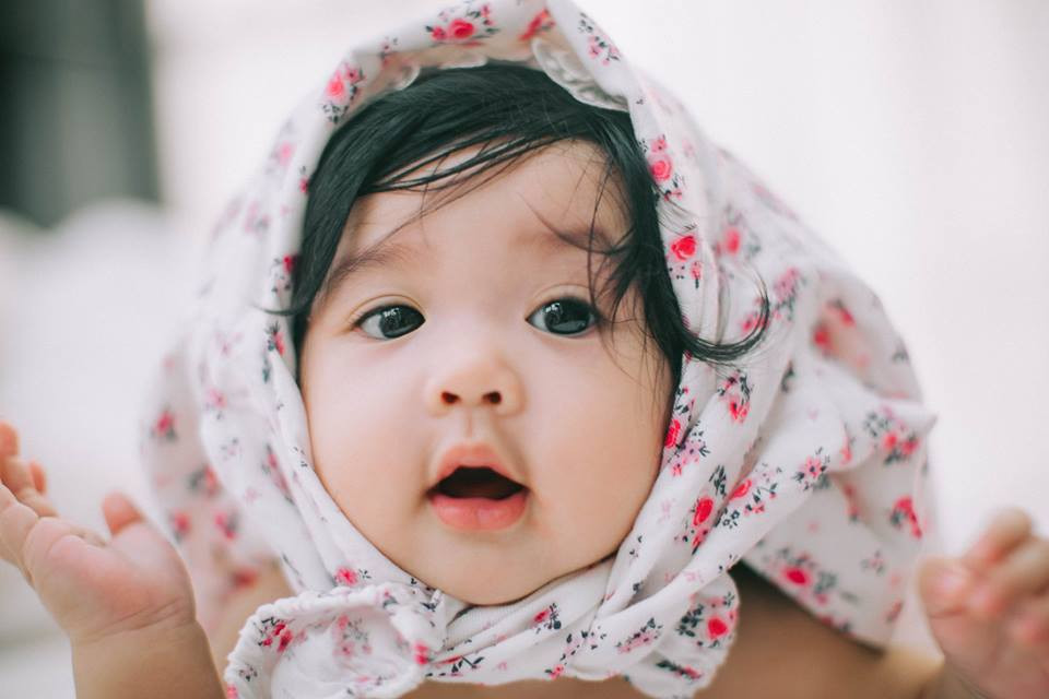 Tan chảy với bộ ảnh xinh xắn, đáng yêu 'chết người' của bé Gà Bông