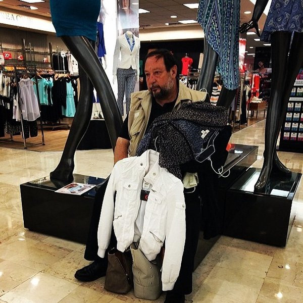 Cười té ghế với loạt ảnh chồng 'thẫn thờ' ngồi chờ vợ đi... shopping