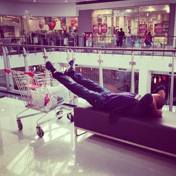 Cười té ghế với loạt ảnh chồng 'thẫn thờ' ngồi chờ vợ đi... shopping