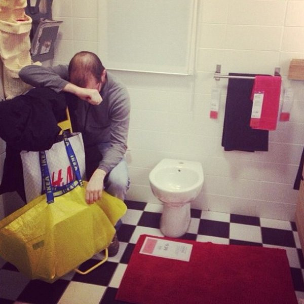 Cười té ghế với loạt ảnh chồng 'thẫn thờ' ngồi chờ vợ đi... shopping