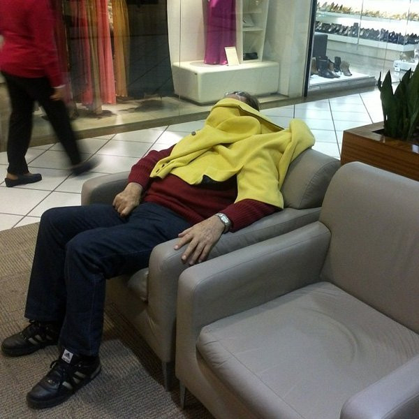 Cười té ghế với loạt ảnh chồng 'thẫn thờ' ngồi chờ vợ đi... shopping