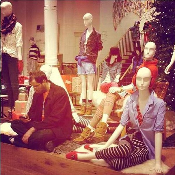 Cười té ghế với loạt ảnh chồng 'thẫn thờ' ngồi chờ vợ đi... shopping