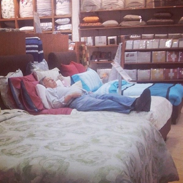 Cười té ghế với loạt ảnh chồng 'thẫn thờ' ngồi chờ vợ đi... shopping