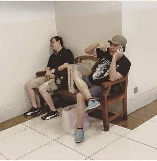 Cười té ghế với loạt ảnh chồng 'thẫn thờ' ngồi chờ vợ đi... shopping