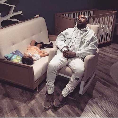 Cười té ghế với loạt ảnh chồng 'thẫn thờ' ngồi chờ vợ đi... shopping