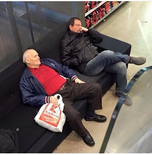 Cười té ghế với loạt ảnh chồng 'thẫn thờ' ngồi chờ vợ đi... shopping