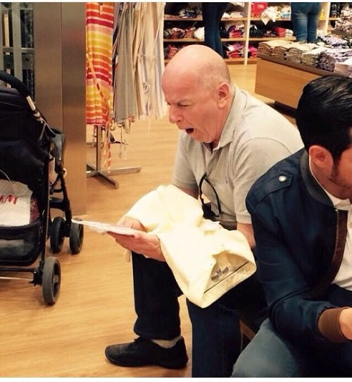 Cười té ghế với loạt ảnh chồng 'thẫn thờ' ngồi chờ vợ đi... shopping