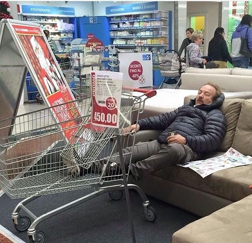 Cười té ghế với loạt ảnh chồng 'thẫn thờ' ngồi chờ vợ đi... shopping