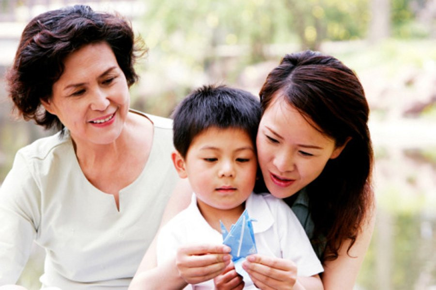 Image result for ông bà làm hư cháu