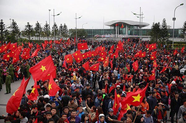 Người Hà Nội tràn ra đường đón U23 Việt Nam - Ảnh 14