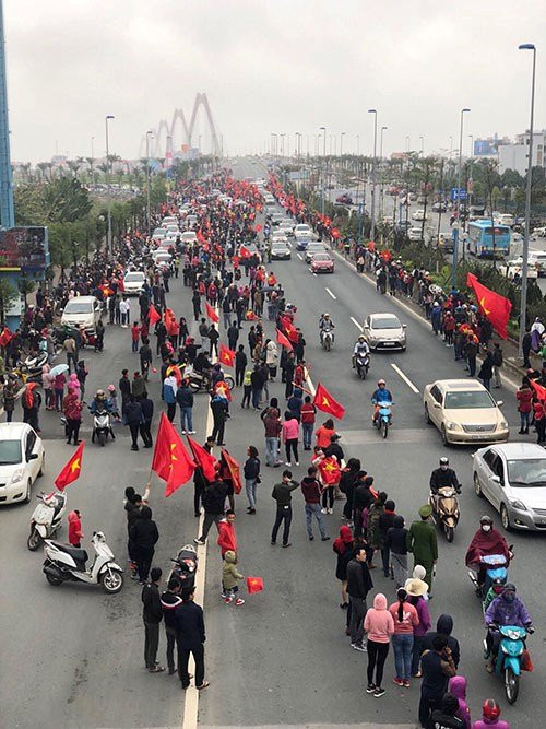 Người Hà Nội tràn ra đường đón U23 Việt Nam - Ảnh 4