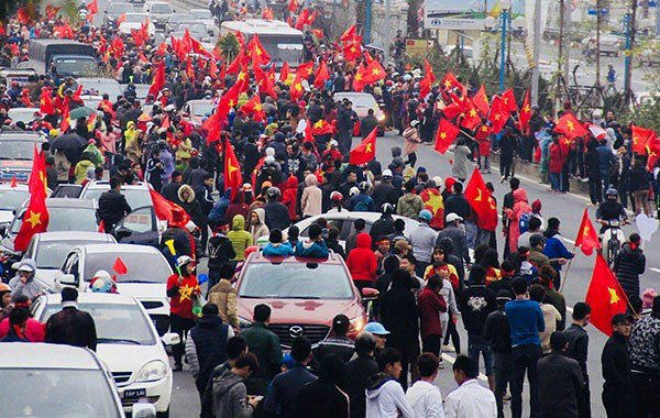 Người Hà Nội tràn ra đường đón U23 Việt Nam - Ảnh 5