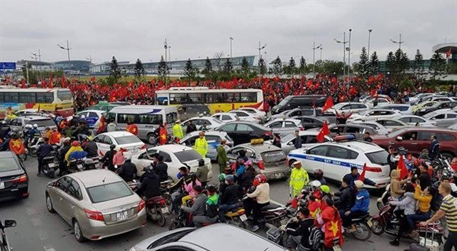 Chùm ảnh: Người hâm mộ đổ xô ra đường đón U23 Việt Nam