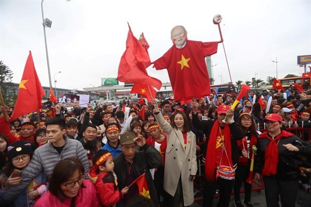 Chùm ảnh: Người hâm mộ đổ xô ra đường đón U23 Việt Nam