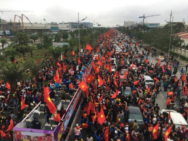 Trực tiếp U23 Việt Nam về nước 28/1: Xe bus đến cầu Nhật Tân, biển người chật ních - 1