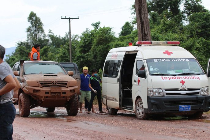 THẢM HOẠ VỠ ĐẬP THUỶ ĐIỆN: Động vật chết khắp nơi, trẻ em lội bùn nhận cứu trợ - Ảnh 11.